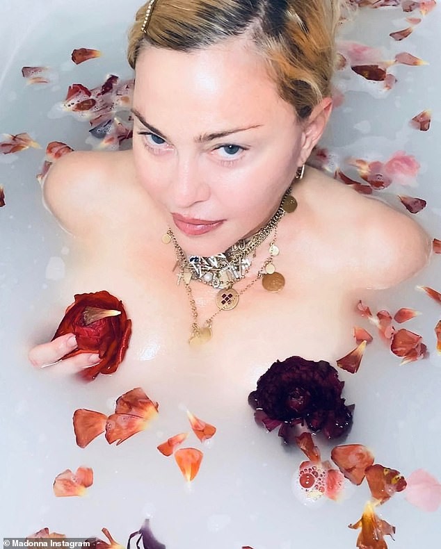 ‘Nữ hoàng nhạc pop’ Madonna khỏa thân tuổi 62, bàn về Covid-19 trong bồn tắm - ảnh 1