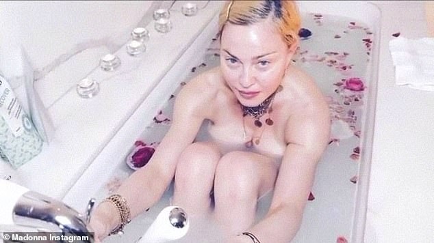 ‘Nữ hoàng nhạc pop’ Madonna khỏa thân tuổi 62, bàn về Covid-19 trong bồn tắm - ảnh 2