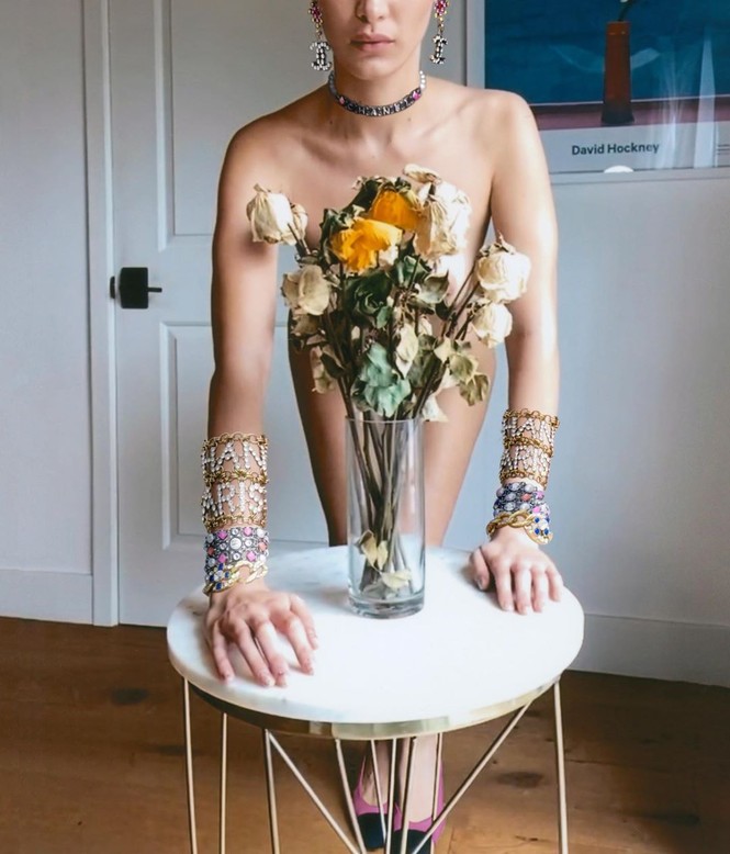 Bella Hadid chụp ảnh khỏa thân táo bạo, tiết lộ cách làm việc tại nhà mùa dịch - ảnh 2