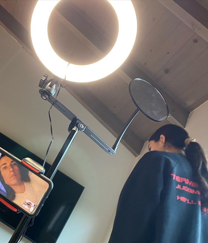 Bella Hadid chụp ảnh khỏa thân táo bạo, tiết lộ cách làm việc tại nhà mùa dịch - ảnh 3