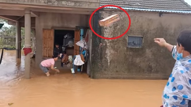 Nhóm YouTuber ném đồ cứu trợ cho người dân vùng lũ gây tranh cãi - ảnh 6