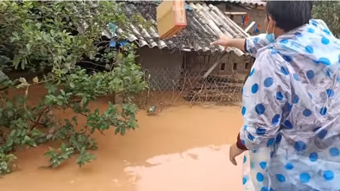Nhóm YouTuber ném đồ cứu trợ cho người dân vùng lũ gây tranh cãi - ảnh 2