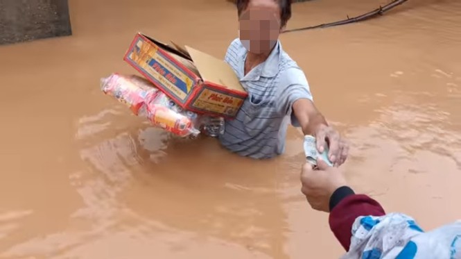 Nhóm YouTuber ném đồ cứu trợ cho người dân vùng lũ gây tranh cãi - ảnh 4
