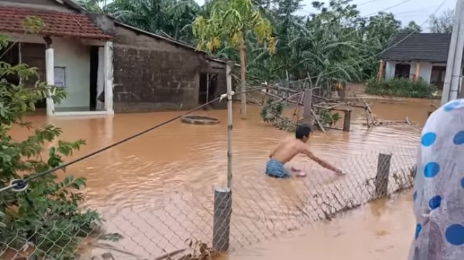 Nhóm YouTuber ném đồ cứu trợ cho người dân vùng lũ gây tranh cãi - ảnh 5
