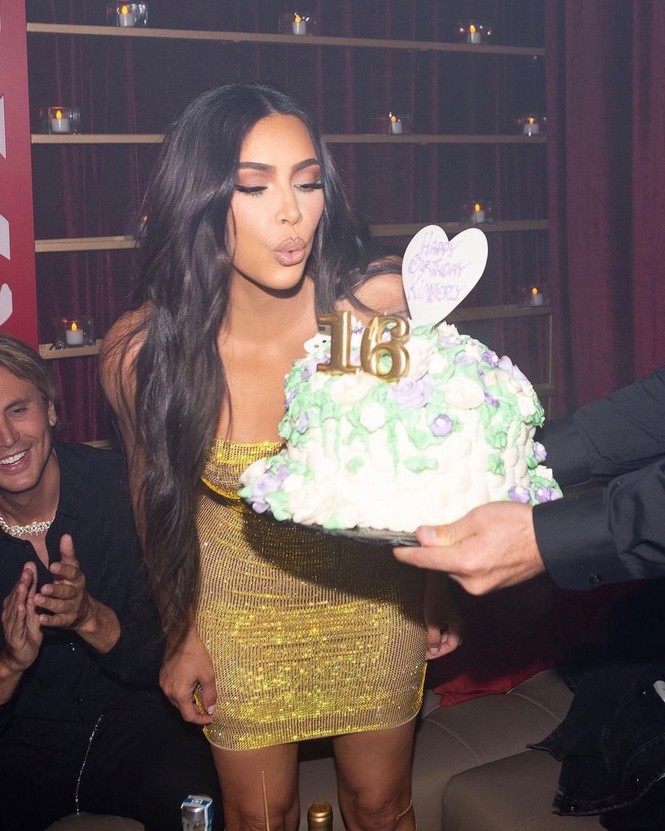 Kim Kardashian tung loạt ảnh bikini nóng bỏng: ‘Đây là tuổi 40’ - ảnh 5