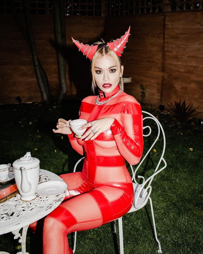 Rita Ora hóa nữ quỷ đỏ nóng bỏng trong bộ catsuit xuyên thấu táo bạo - ảnh 1