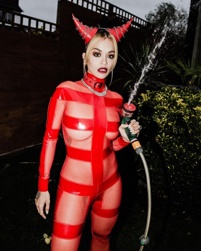 Rita Ora hóa nữ quỷ đỏ nóng bỏng trong bộ catsuit xuyên thấu táo bạo - ảnh 4