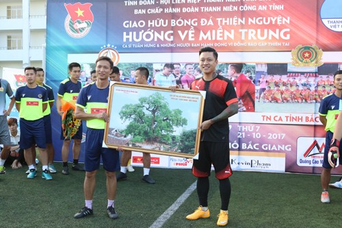 Tuấn Hưng “quần đùi áo số” quyên góp ủng hộ người dân vùng lũ - ảnh 2