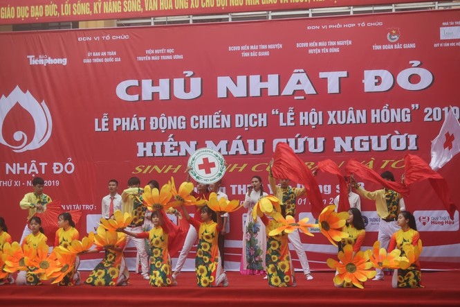 Lan tỏa Chủ nhật Đỏ trên đất phượng hoàng - ảnh 1