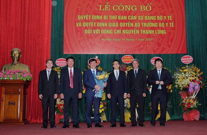 Trao quyết định giao quyền Bộ trưởng Bộ Y tế cho GS.TS Nguyễn Thanh Long - ảnh 1