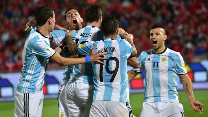 Cầu thủ Argentina ghi bàn vào lưới Pháp còn thi đấu là ai?