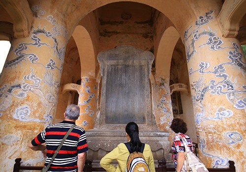 Tấm bia ở Khiêm Lăng, nơi an táng vua Tự Đức do ai dựng?