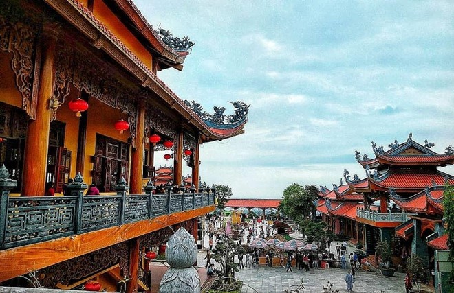 Chùa ban đầu được xây chủ yếu bằng nguyên liệu gì?
