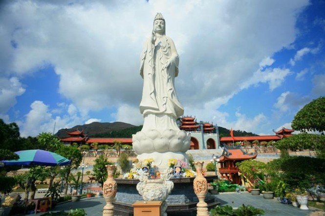 Tượng Phật Quán Thế Âm Bồ Tát ở chùa Ba Vàng làm bằng gì?