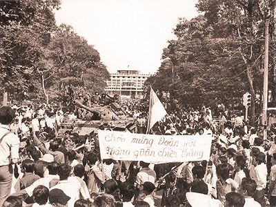 Bài hát nào được cất lên ngay sau khi chính quyền VNCH đầu hàng?