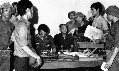 Ai là người đại diện cho chính quyền VN cộng hoà đọc lời đầu hàng ngày 30/4/1975?