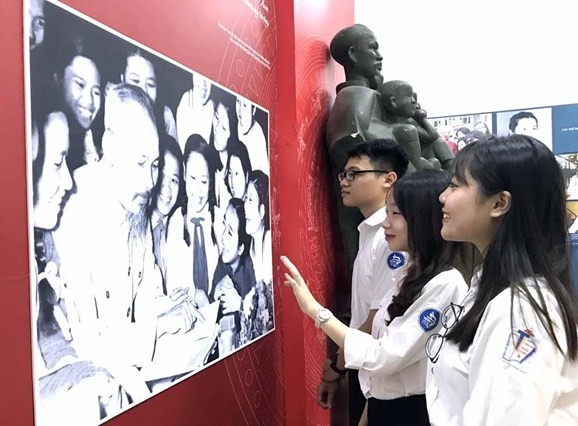 Nữ sinh xuất sắc của trường THCS Trưng Vương được vinh dự tặng hoa Bác Hồ trong lần Bác về thăm trường năm 1946 là ai?