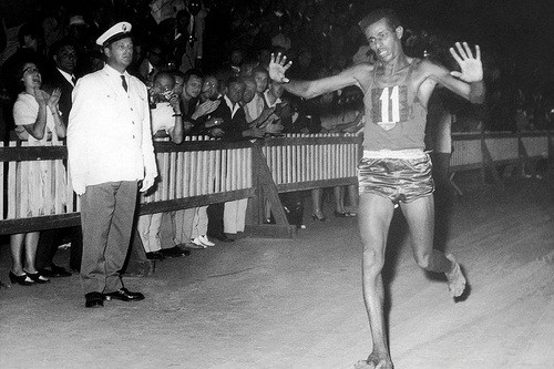 Ethiopia trở thành nước châu Phi đầu tiên giành huy chương vàng Olympic ở nội dung thi đấu nào?