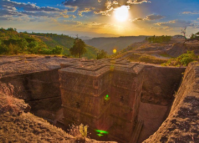 Nhà thờ nguyên khối lớn nhất trên thế giới ở Ethiopia có tên là gì?