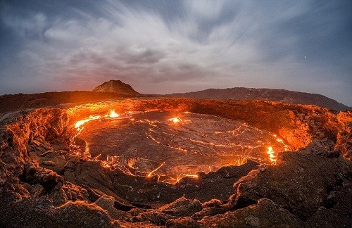 Hồ dung nham nằm bên trong núi lửa Erta Ale ở Ethiopia là hồ dung nham hoạt động lâu đời nhất trên thế giới. Biệt danh của nó là gì?