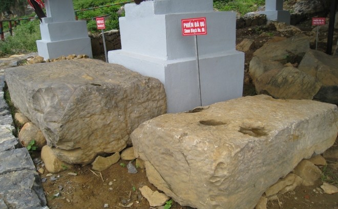 Người ta dùng cách gì để đưa được các phiến đá khổng lồ đến công trình xây thành?