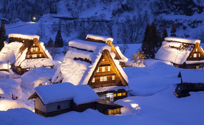 Làng Shirakawa nổi tiếng với các ngôi nhà cổ có mái như thế nào?