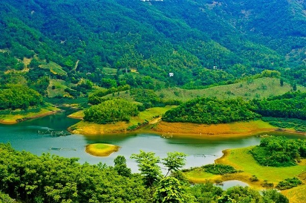 "Vịnh Hạ Long trên cạn" là địa danh du lịch nổi tiếng nào ở Hòa Bình?