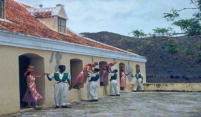 Dân số Curacao hiện là bao nhiêu?