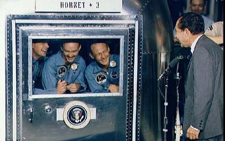 NASA đã làm gì khi các phi hành gia trở về