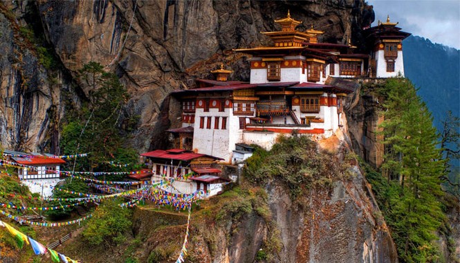 Ngọn núi nào ở Bhutan là núi cao nhất chưa từng bị chinh phục?