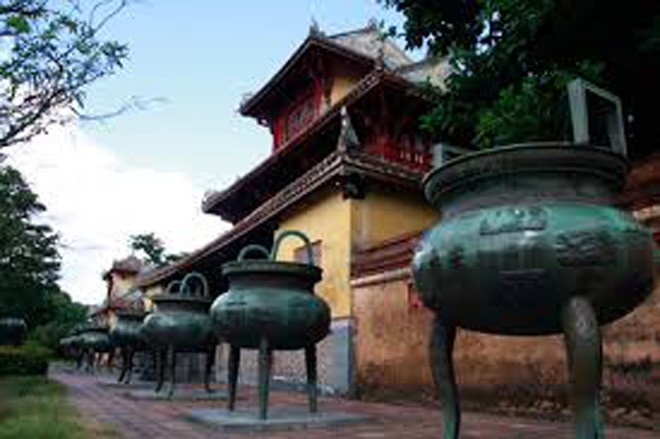 Chúa Nguyễn Phúc Chu là người tôn sùng đạo nào?