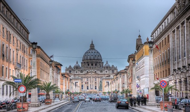 Quốc kỳ Vatican hình gì?