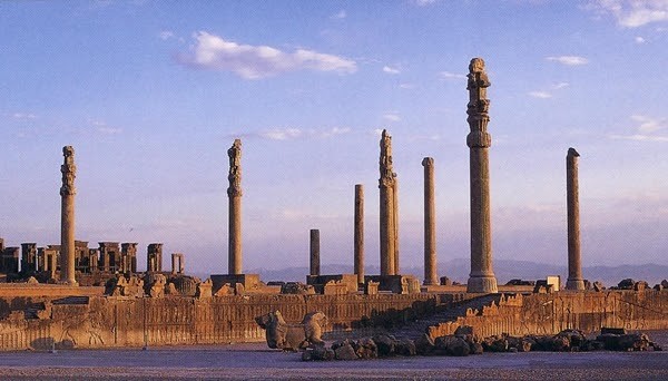Thành cổ Persepolis nằm gần thành phố nào của Iran?