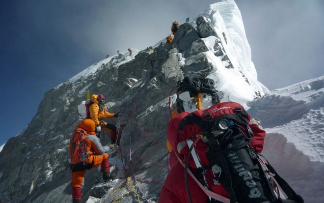 Đỉnh Everest cao nhất thế giới thuộc dãy Himalaya ở châu Á nằm ở đâu?