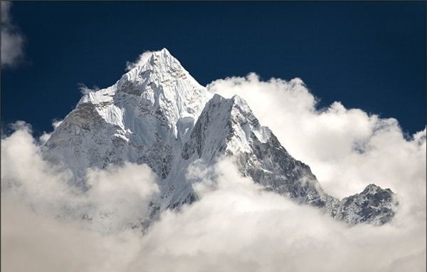 Dãy Himalaya trải khắp mấy quốc gia?