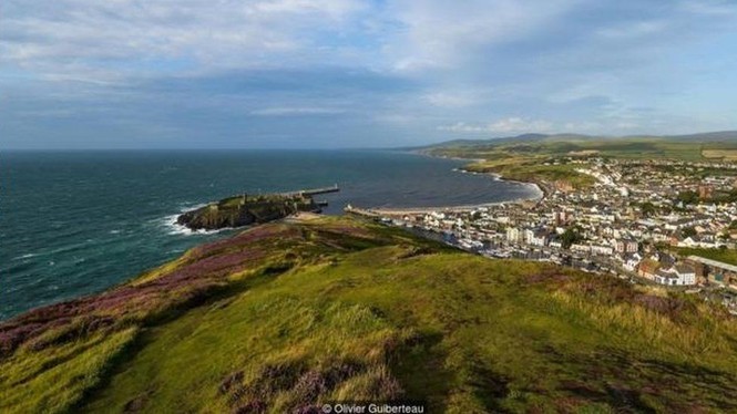 Đảo Man (vùng tự trị thuộc Hoàng gia Anh, nằm trung tâm các đảo của Anh trong vùng biển Ireland) đã đúc đồng tiền hình gì?