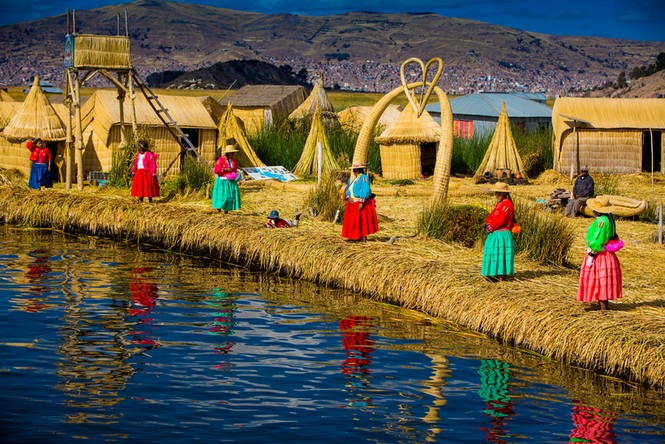 Hồ Titicaca là hồ?