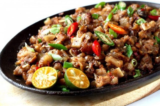 Đặc sản Philippines là món Kamaro. Nguyên liệu chính của món ăn này là?