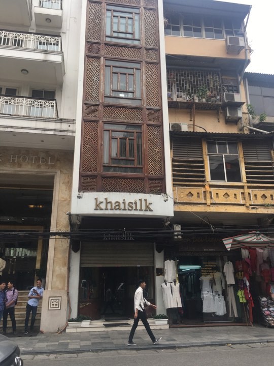 Cửa hàng Khaisilk ở Hà Nội bị kiểm tra - ảnh 1