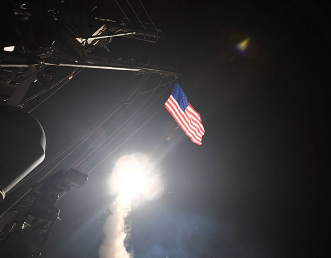 Mỹ lần đầu trực tiếp tấn công quân sự vào syria: Hàm ý của ông Trump - ảnh 1