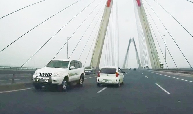 Cán bộ “lệnh” cho xe quay đầu trên cầu Nhật Tân là… lỗi đánh máy - ảnh 1