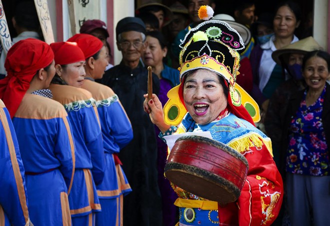 Phụ nữ làng chài đưa tiễn 'Cá thần Nam Hải' - ảnh 2