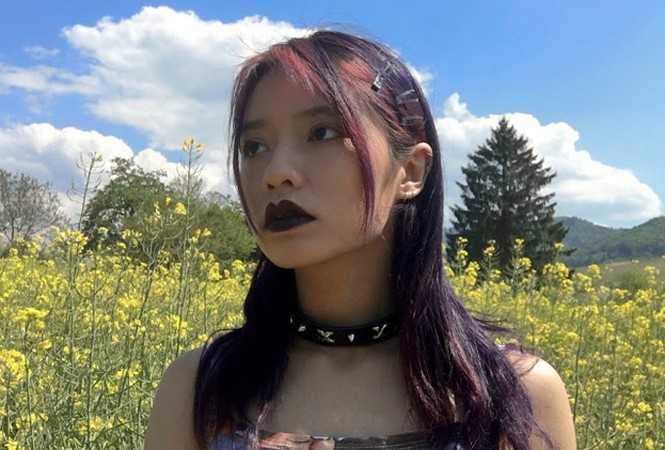 Cô gái 'lỗi' kỳ dị - ảnh 1
