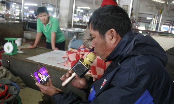 Karaoke chợ, ca sĩ diễn trên sân khấu… quầy - ảnh 2