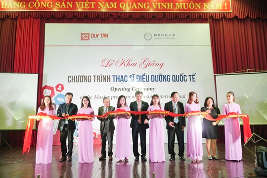 Nhân tài Đất Việt 2017 vinh danh đại học Duy Tân với ứng dụng 3D trong Y học Lrm_export_20171209_102418_owmt