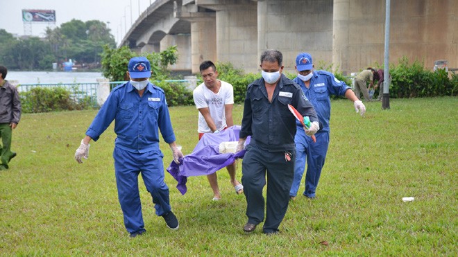 Đang câu cá, tá hỏa khi thấy xác người trôi sông - ảnh 1