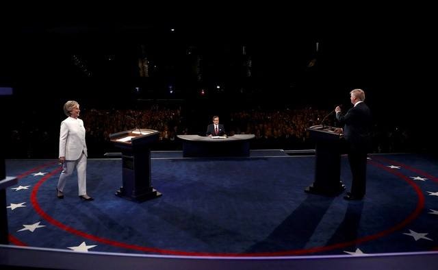 Bà Clinton và ông Trump 'khẩu chiến' dữ dội - ảnh 1