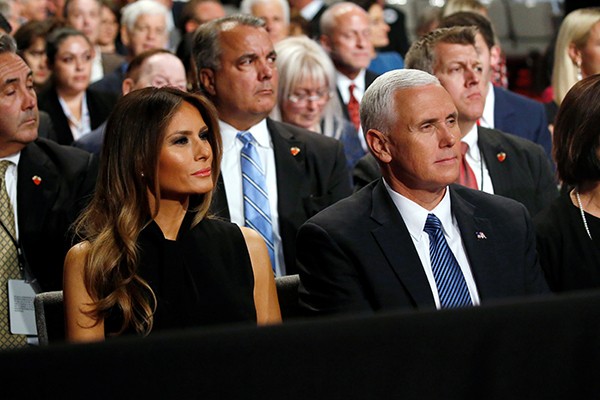 Bà Clinton và ông Trump 'khẩu chiến' dữ dội - ảnh 7
