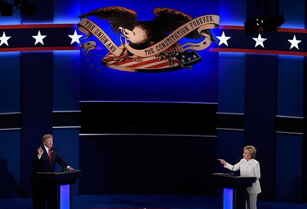 Bà Clinton và ông Trump 'khẩu chiến' dữ dội - ảnh 2
