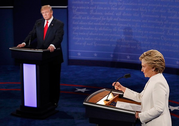 Bà Clinton và ông Trump 'khẩu chiến' dữ dội - ảnh 3